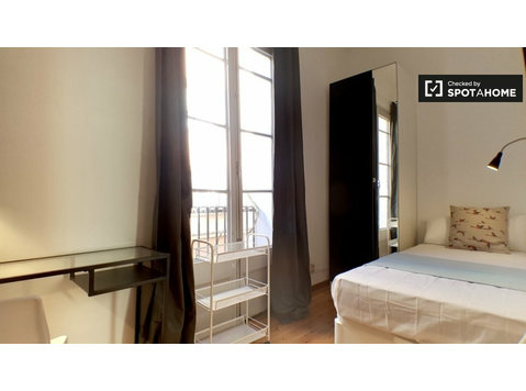 Stylish room for rent in Gràcia, Barcelona - Vuokralle