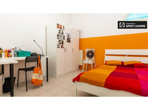 Poblenou, Barselona'da 12 yatak odalı dairede şık oda - Kiralık