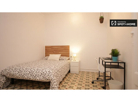 Stylish room in 7-bedroom apartment in El Born, Barcelona - For Rent