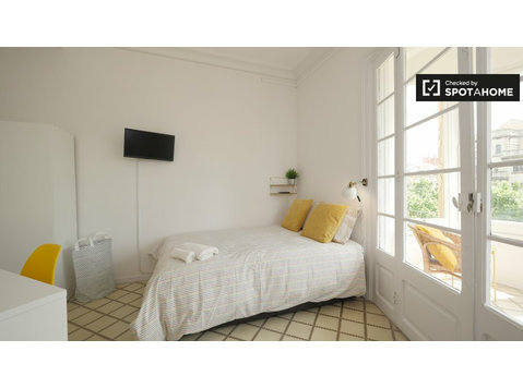 Sunny room for rent 9-bedroom apartment Eixample, Barcelona - Аренда