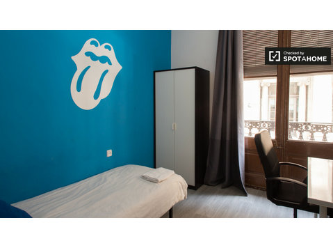 Sunny room in 10-bedroom apartment in Barri Gòtic, Barcelona - For Rent