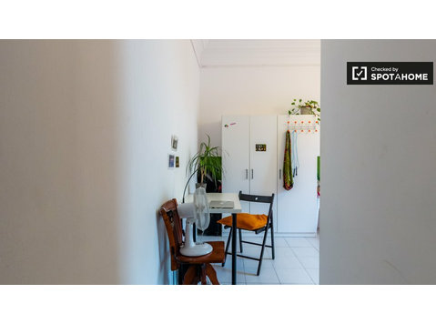 Sunny room in 12-bedroom apartment in Poblenou, Barcelona - K pronájmu