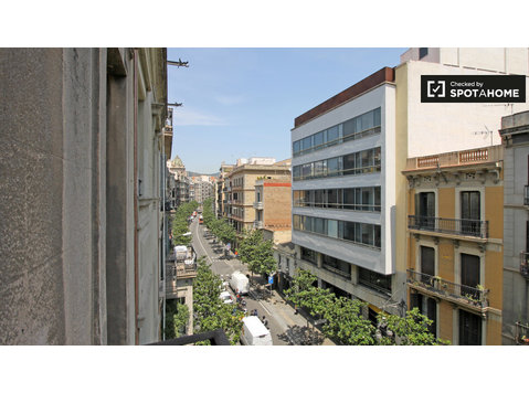 Sonniges Zimmer in 5-Zimmer-Wohnung in Gràcia, Barcelona. - Zu Vermieten