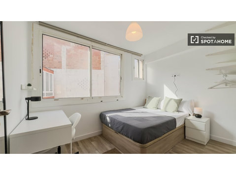 Habitación soleada en apartamento de 5 dormitorios,… - Alquiler