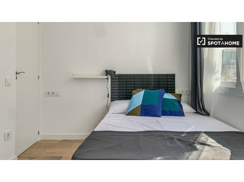 Chambre ensoleillée dans un appartement de 5 chambres,… - À louer