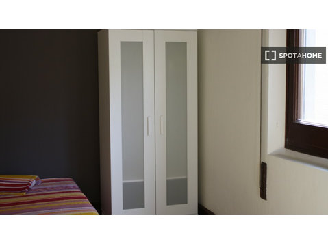 Quarto ensolarado em apartamento de 6 quartos em El Born,… - Aluguel