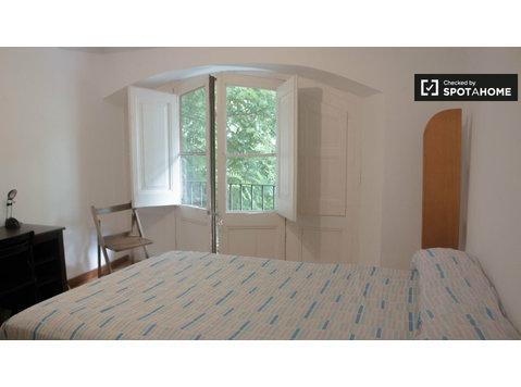 El Raval, Barselona'da 6 yatak odalı dairede güneşli oda - Kiralık