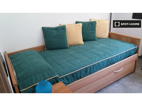 Habitación soleada en casa de 6 dormitorios en Sant Cugat… - Alquiler