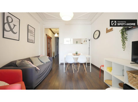 Sweet room for rent in 6-bed apartment, Eixample, Barcelona - Aluguel
