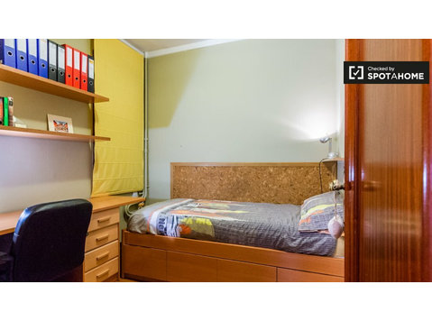 Tidy room for rent in 4-bedroom apartment in Eixample Dreta - For Rent