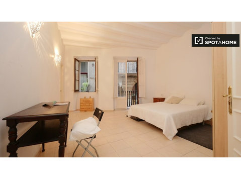 Tidy room for rent in 5-bedroom apartment in Barcelona - Ενοικίαση