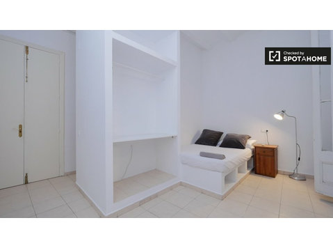 Tidy room for rent in 5-bedroom apartment in Barcelona - برای اجاره