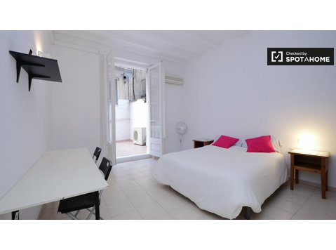 Tidy room for rent in 5-bedroom apartment in Barcelona - De inchiriat