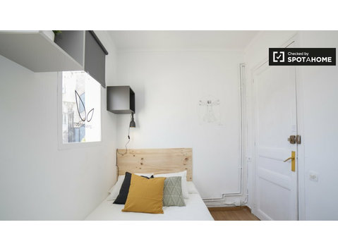 Gràcia'daki 5 yatak odalı dairede kira için düzenli oda - Kiralık