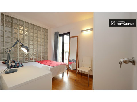 Gepflegtes Zimmer in einer 5-Zimmer-Wohnung neben La Rambla… - Zu Vermieten