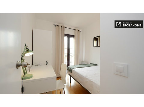 Tidy room for rent in 5-bedroom apartment next to La Rambla - For Rent