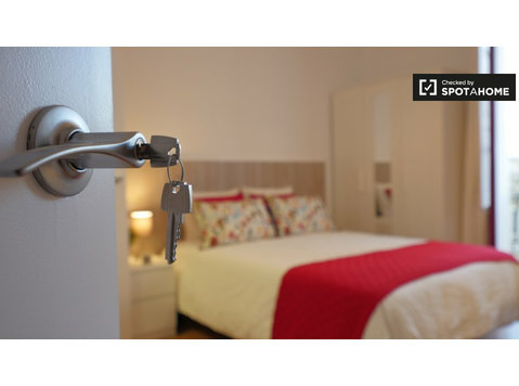 Tidy room for rent in 6-bedroom apartment, Eixample Dreta - For Rent