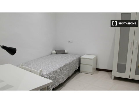 Tidy room for rent in 6-bedroom apartment in El Born - Disewakan