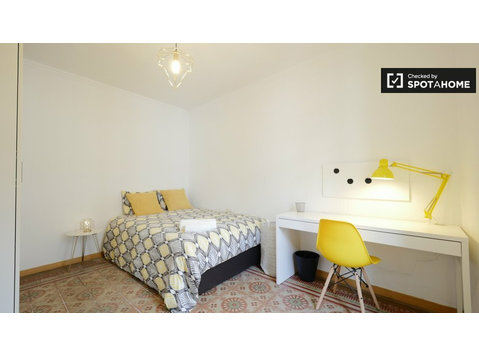 Tidy room in 3-bedroom apartment in Barri Gòtic, Barcelona - Kiadó