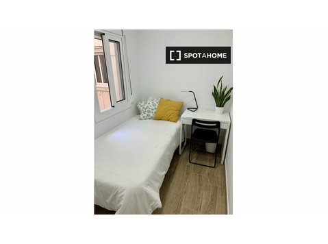 L'Hospitalet de Llobregat, 4 yatak odalı dairede düzenli oda - Kiralık