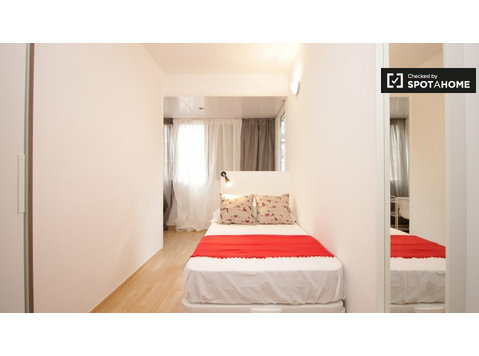 Stanza ordinata in appartamento con 5 camere da letto a Les… - In Affitto