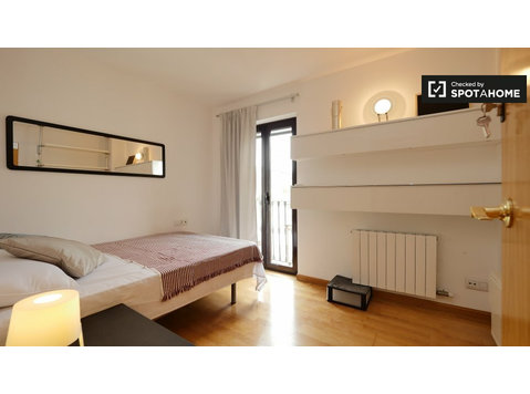 Schludny pokój w mieszkaniu z 5 sypialniami obok La Rambla… - Do wynajęcia