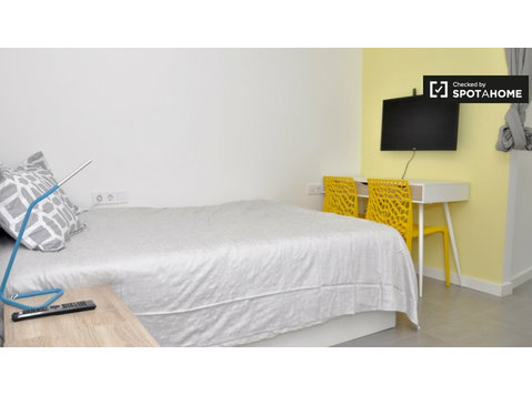 Timeless room in 6-bedroom apartment in La Barceloneta - الإيجار