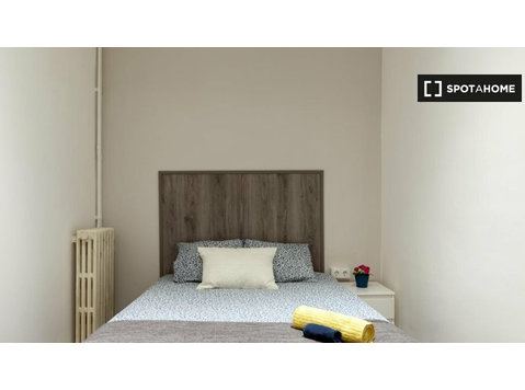 Tranquil room to rent in 7-bedroom flat in El Born - เพื่อให้เช่า