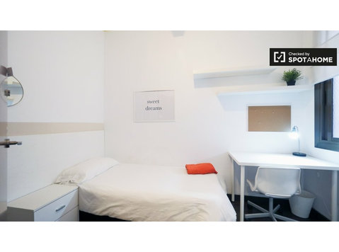 Welcoming room for rent in 6-bedroom apartment in Eixample - Ενοικίαση