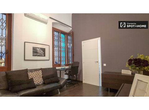 Apartamento de 1 quarto para alugar em Barri Gòtic,… - Apartamentos