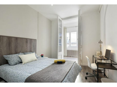 Acogedora habitación con armario doble en Barcelona - آپارتمان ها