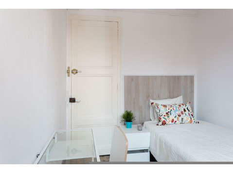 Acogedora habitación con ventana exterior en Barcelona - Apartments