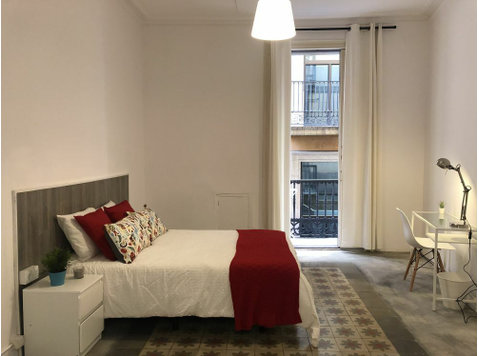 Amplia habitación doble con balcón en Barcelona - Appartementen