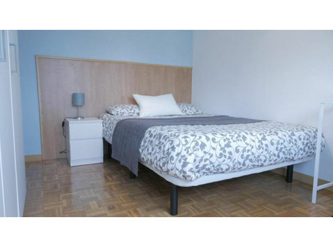 Amplia habitación doble en Ronda de Sant Pere - Apartamente