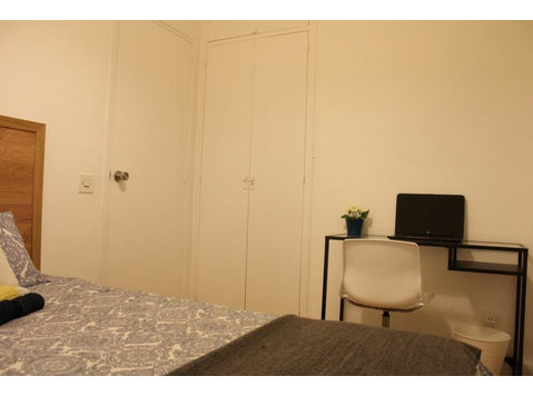 Amplia habitación doble en calle Roger de Flor - Appartementen