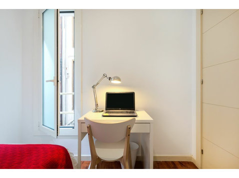 Bonita habitación en Barcelona con cama individual - Apartamentos