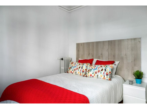 Bonita y soleada habitación en calle Valencia - Apartments
