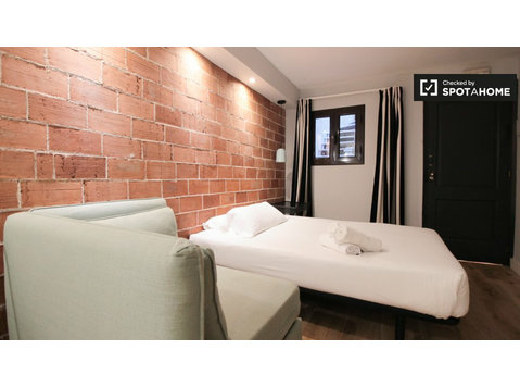 Calm studio flat for rent in El Raval, Barcelona - Apartments