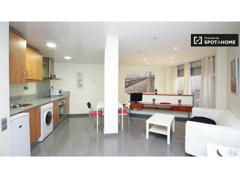 Charming studio apartment for rent in El Raval, Barcelona - شقق