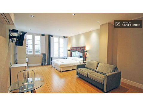 Chic rénové Studio à louer à El Born, Barcelone - Appartements