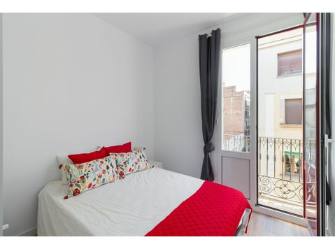 Confortable habitación en suite disponible en la calle… - Apartments