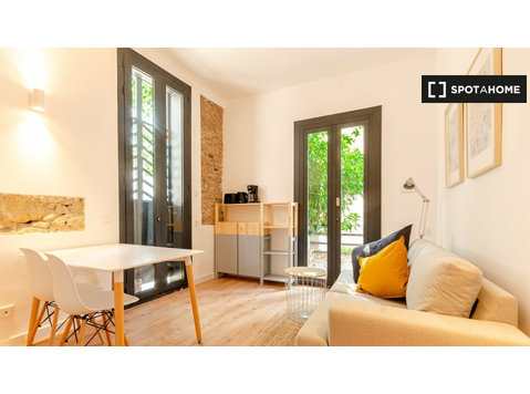 Cozy studio over garden with bathroom in Gracia norte Co-Liv - Apartments
