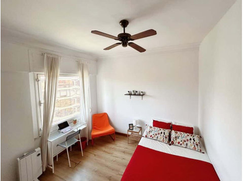 Espaciosa habitación amueblada en Ronda de Sant Pere - Mieszkanie