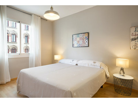 Great 4 bedroom flat in Eixample, fully equipped - Квартиры