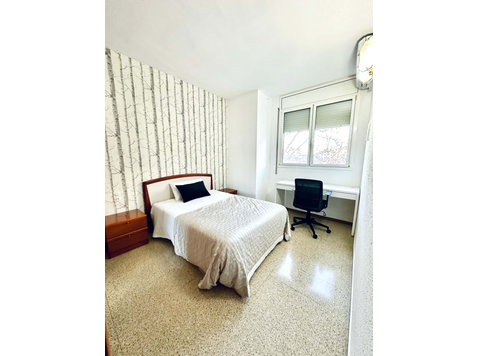 HABITACION CAMA 150 + AIRE ACONDICIONADO ZONA SANT… - Апартаменти