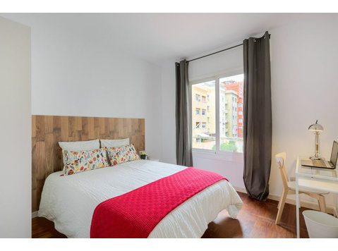 Habitación con cama doble en calle Moragas - Apartamentos
