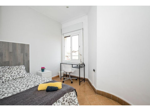 Habitación con cama individual en calle Valencia - Apartemen