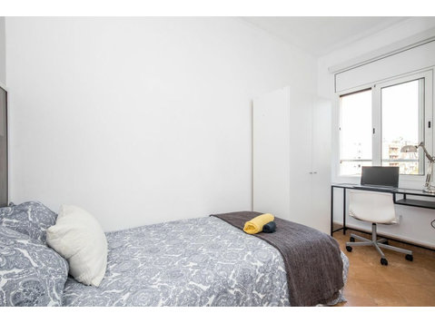 Habitación en apartamento de 5 habitaciones en Barcelona - อพาร์ตเม้นท์