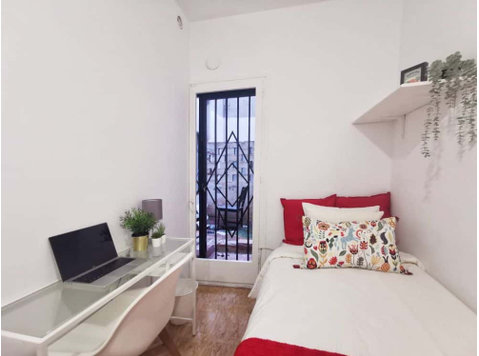 Habitación individual con pequeño patio interior en Poble… - Apartments
