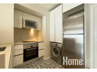 Live in the Heart of Barcelona: Modern 2-Bedroom,… - Станови